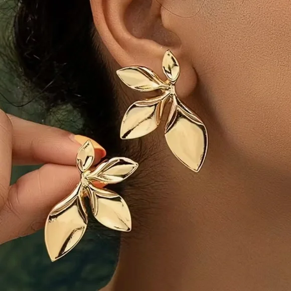 Elegant Silver Leaf Earrings - Picture 3 of 4